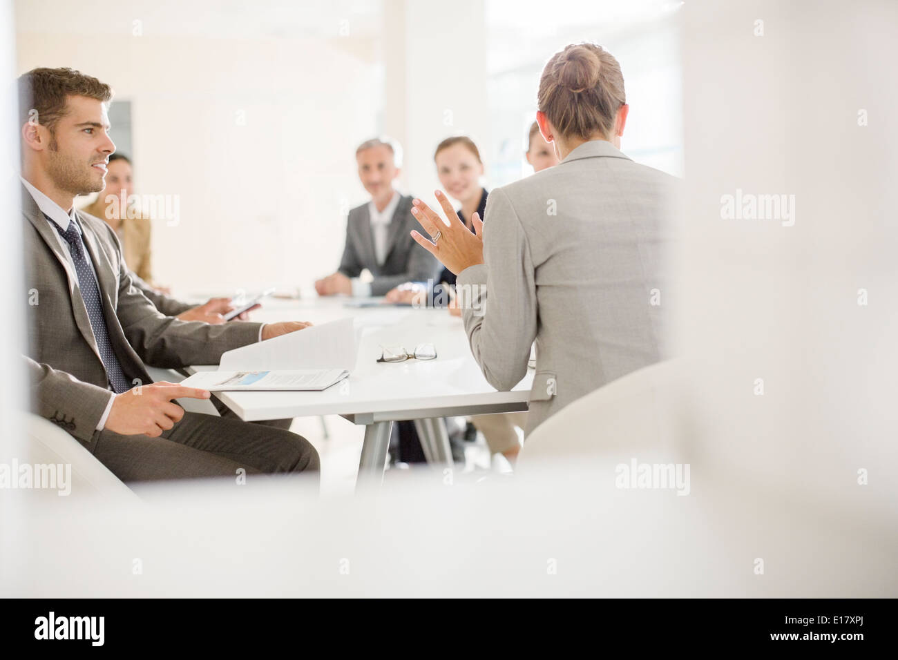 Rencontre des gens d'affaires dans la salle de conférence Banque D'Images