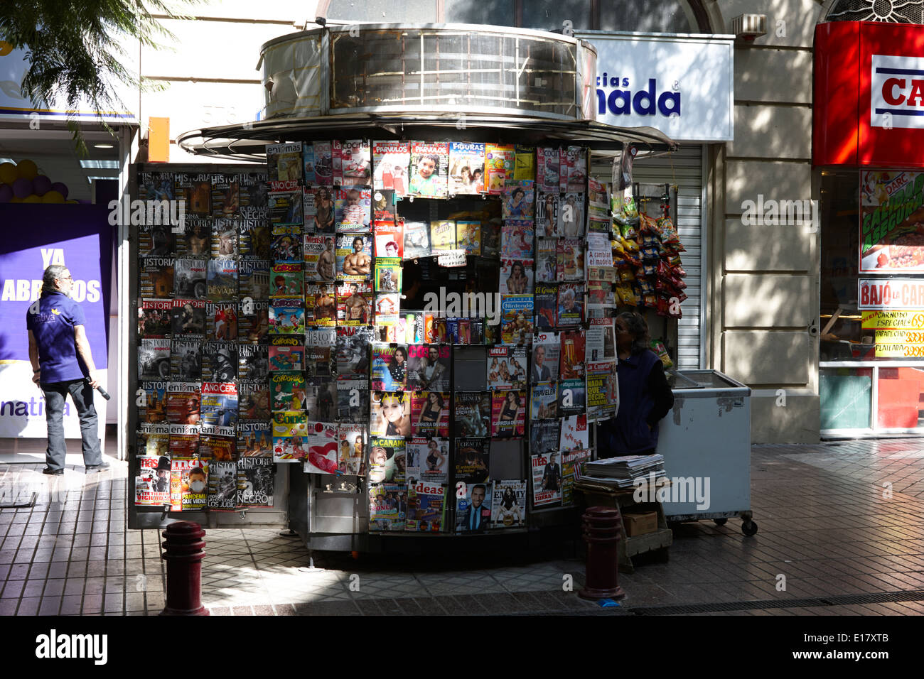 Les journaux et les magazines kiosque rue Santiago Chili Banque D'Images