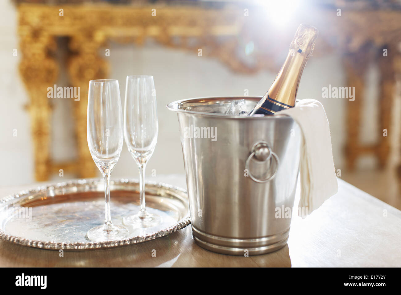 En Champagne seau d'argent à côté des flûtes à champagne Banque D'Images