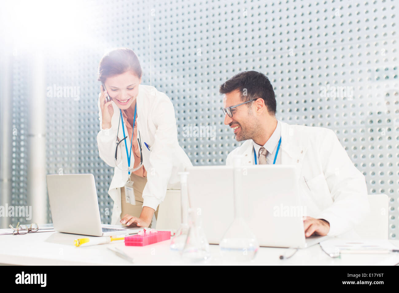 Les scientifiques travaillant dans les laboratoires Banque D'Images