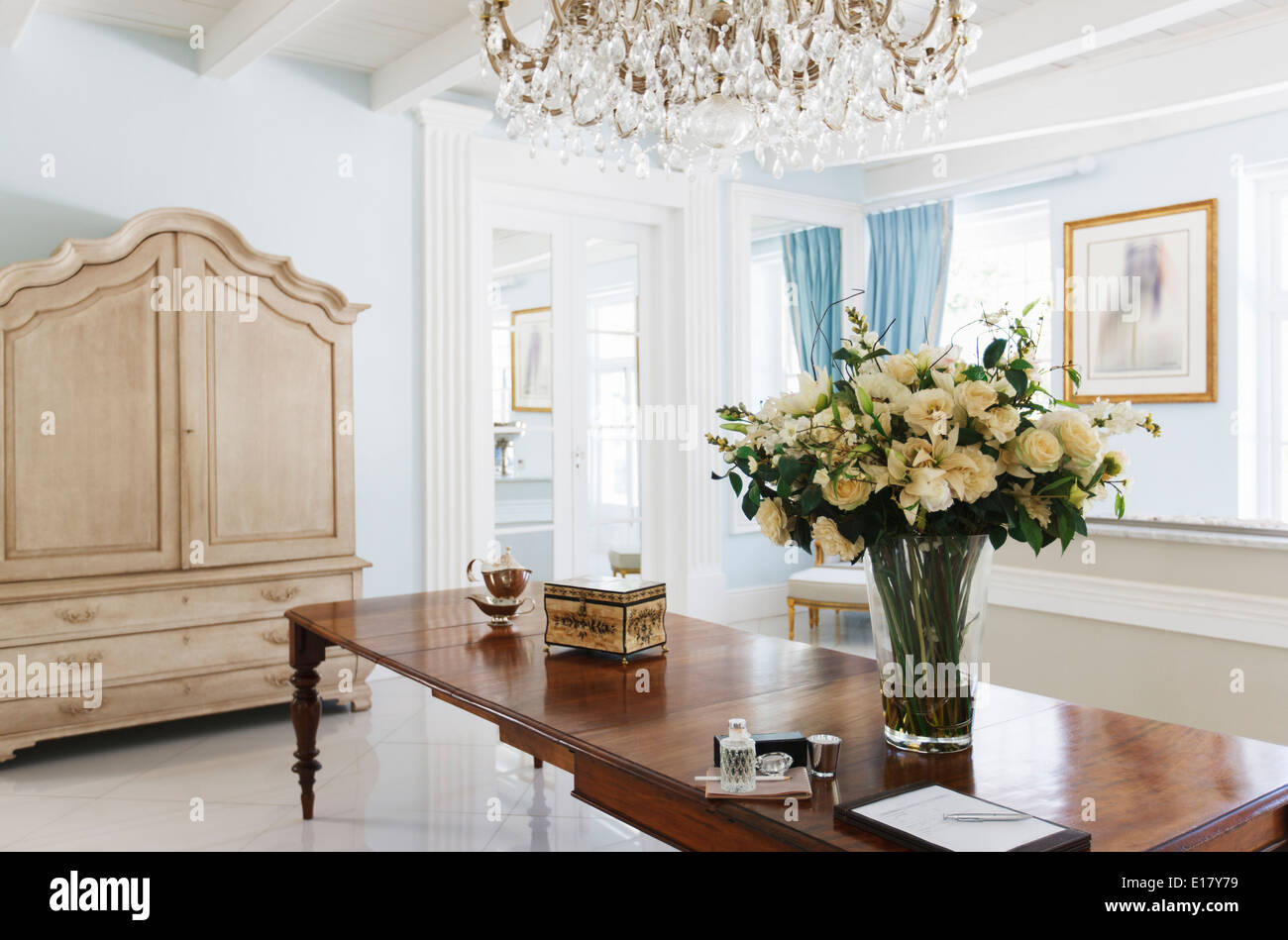 Plus de lustre rose bouquet sur table en foyer de luxe Banque D'Images