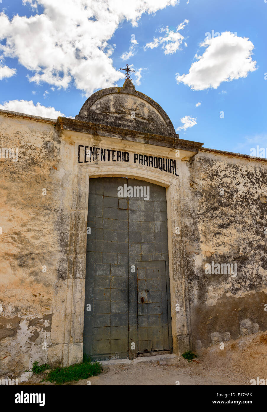 Entrée du Cimetière de la ville médiévale de Bocairent, porte près de Ontinyent, Valence Province, Espagne Banque D'Images