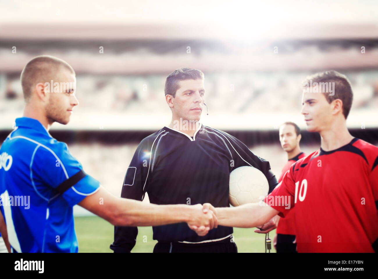 Joueurs de football shaking hands on field Banque D'Images