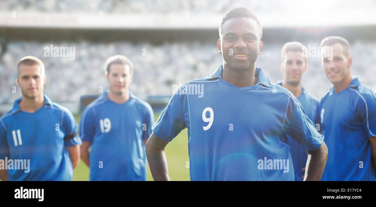 L'équipe de soccer smiling sur terrain Banque D'Images