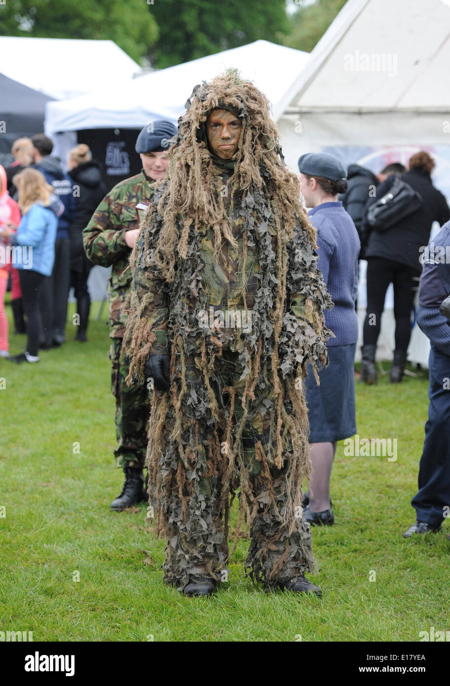 Hove Brighton UK 26 mai 2014 - Ce cadet est habillé pour la météo à Hove Carnival aujourd'hui que la pluie et le mauvais temps ont balayé le sud sur la Banque peut lundi férié Banque D'Images