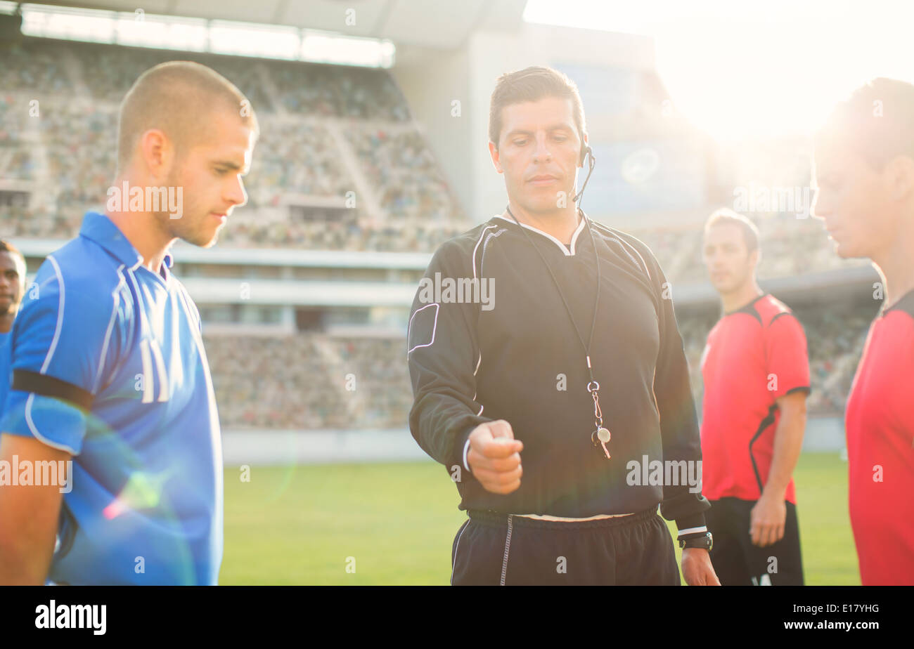 Arbitre jetant en coin au cours de partie de football Banque D'Images