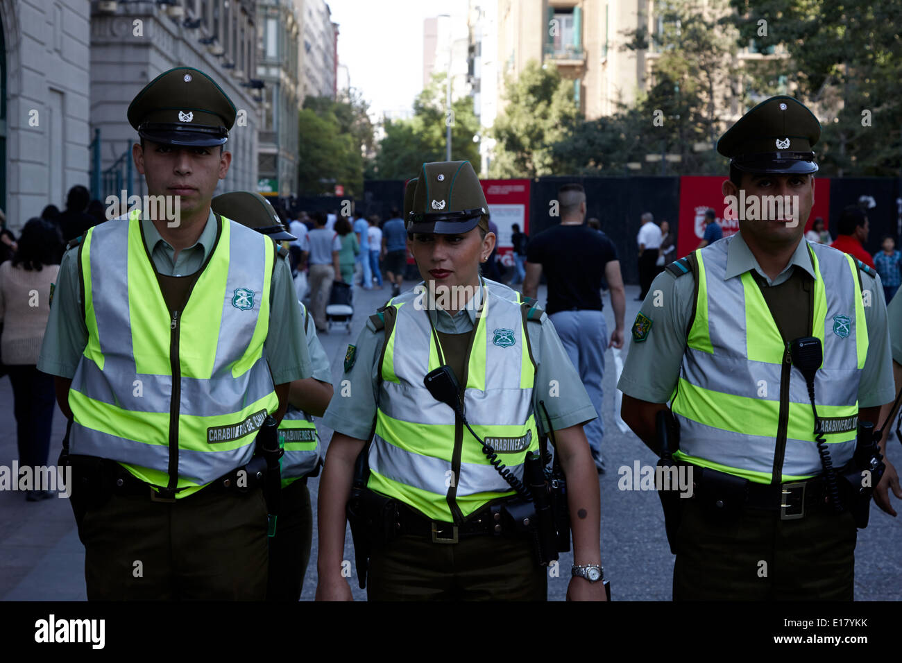 Les carabiniers du Chili des agents de la police nationale au centre-ville de Santiago du Chili Banque D'Images