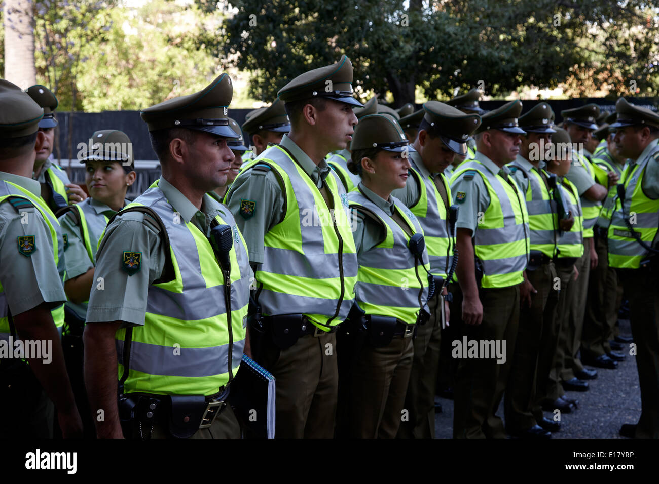 Carabiniers parade du Chili des agents de la police nationale au centre-ville de Santiago du Chili Banque D'Images