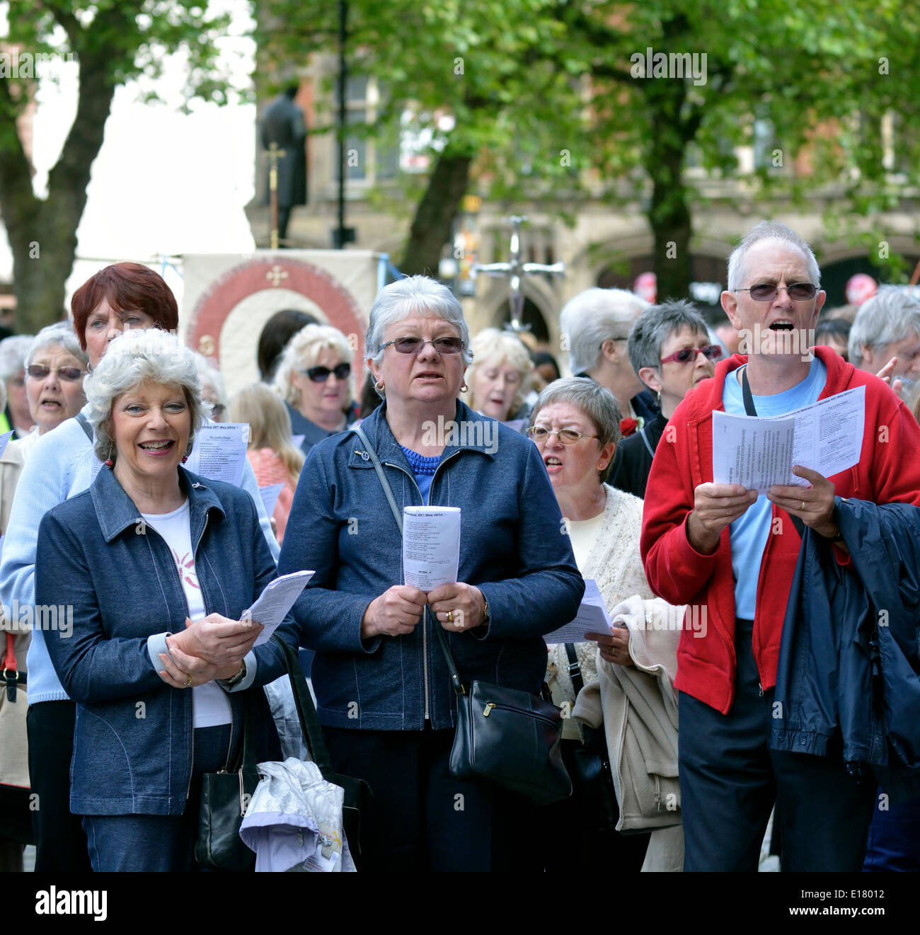 Manchester, UK 26 mai 2014 chrétiens chanter des hymnes à l'extérieur Manchester Town Hall au cours de la Manchester et Salford Procession annuelle de témoin (la marche de Pentecôte) de la Cathédrale de Manchester à l'hôtel de ville dans Albert Square. Manchester et Salford Whit Marche Manchester, UK Crédit : John Fryer/Alamy Live News Banque D'Images