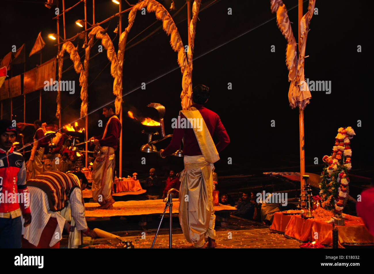 Ganga River,le Gange Ghats,Soirée,Aarti Salutations à la rivière,lampes à huile, cloches,chants,Varanasi, Benares, Uttar Pradesh, Inde Banque D'Images