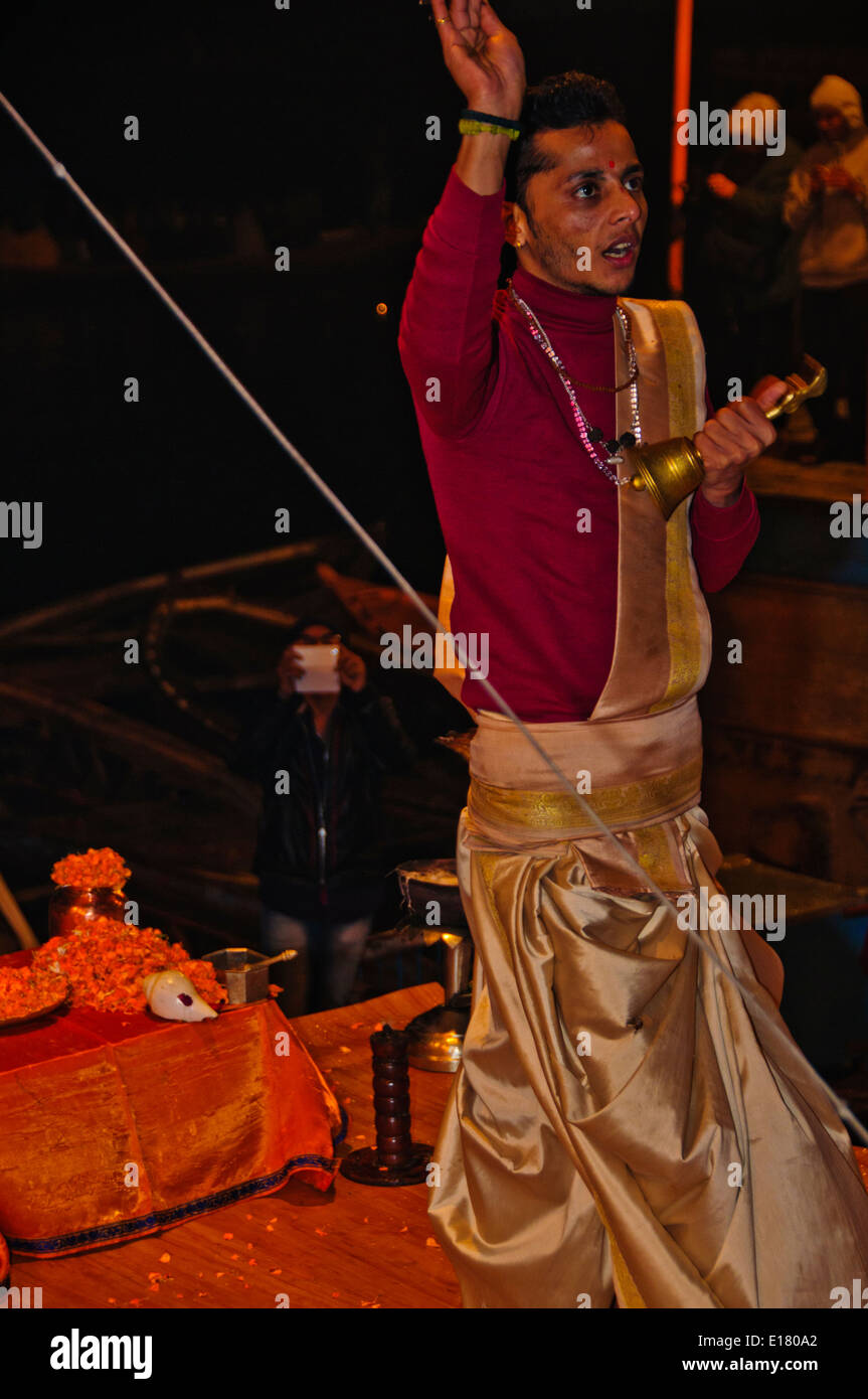 Ganga River,le Gange Ghats,Soirée,Aarti Salutations à la rivière,lampes à huile, cloches,chants,Varanasi, Benares, Uttar Pradesh, Inde Banque D'Images