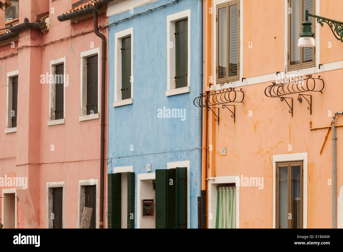 Maisons colorées sur l'île de Burano, Italie. Banque D'Images