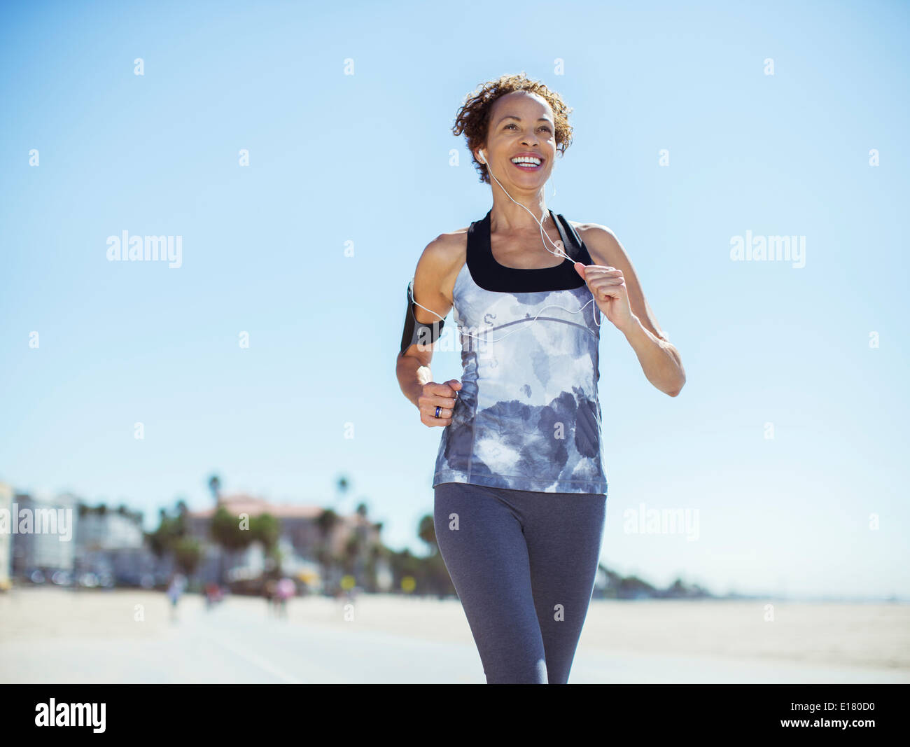 Woman running on beach Banque D'Images