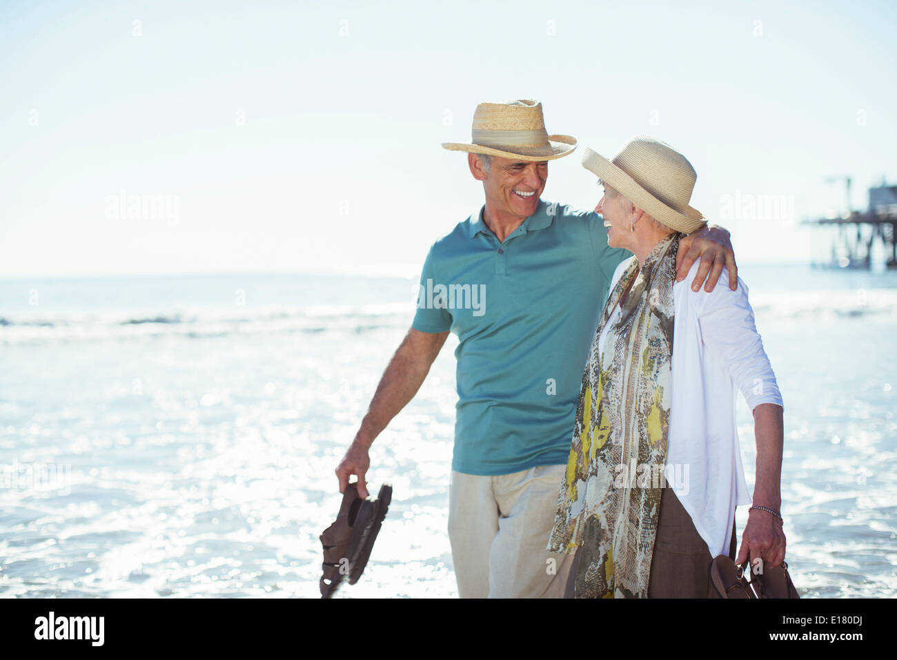 Senior couple walking on beach Banque D'Images