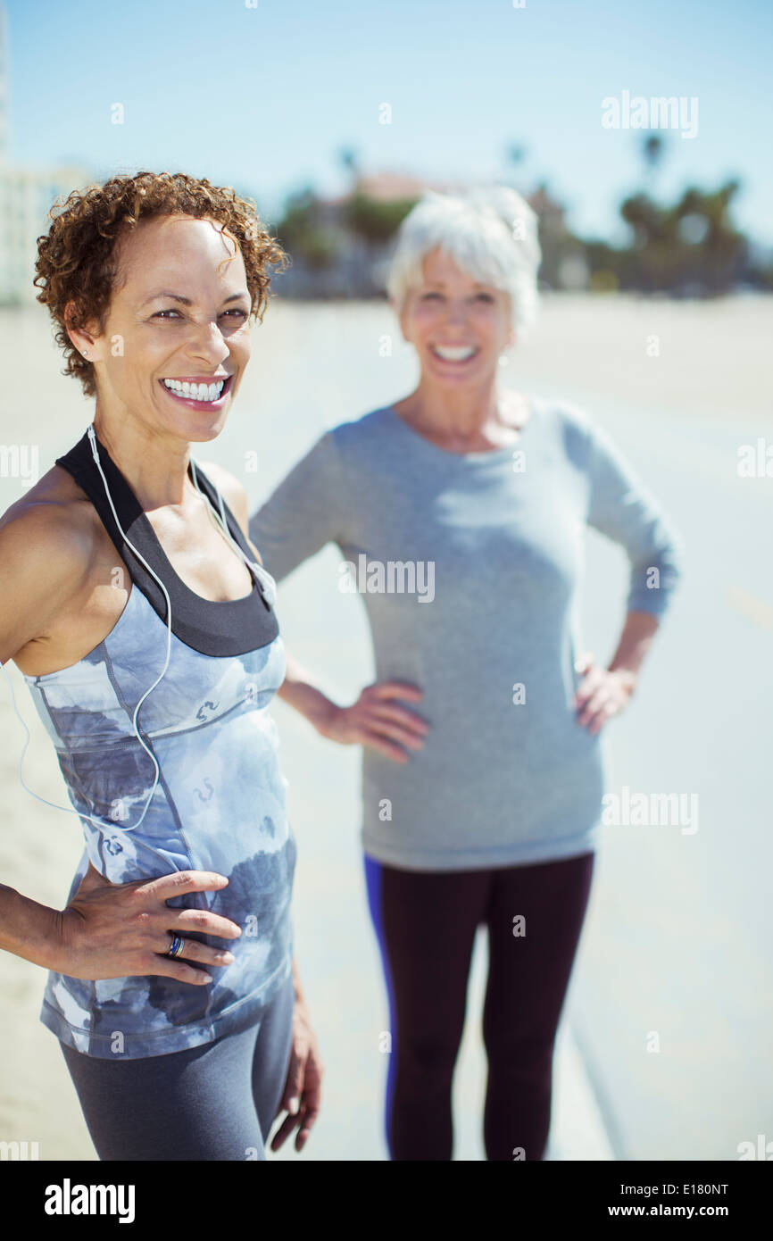 Portrait of smiling women in sportswear outdoors Banque D'Images