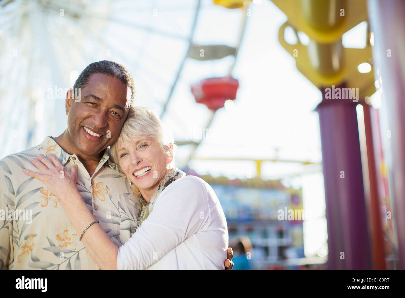 Portrait of smiling senior couple at amusement park Banque D'Images