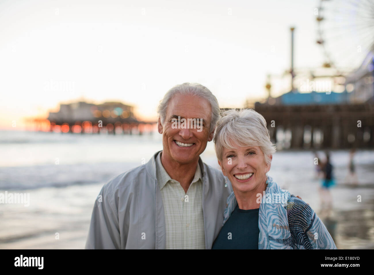 Portrait of smiling senior couple at beach Banque D'Images