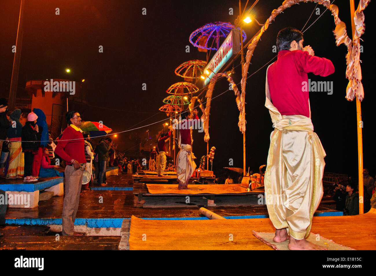 Ganga River,le Gange Ghats,Soirée,Aarti Salutations à la rivière,lampes à huile, cloches,chants,Varanasi, Benares, Uttar Pradesh, Inde Banque D'Images