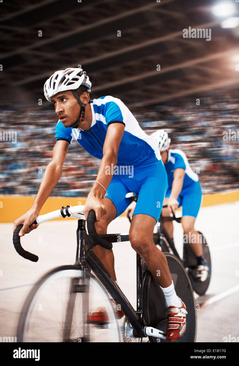 Les cyclistes sur piste vélodrome en équitation Banque D'Images