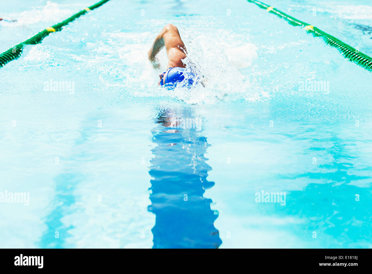 Swimmer racing in pool Banque D'Images
