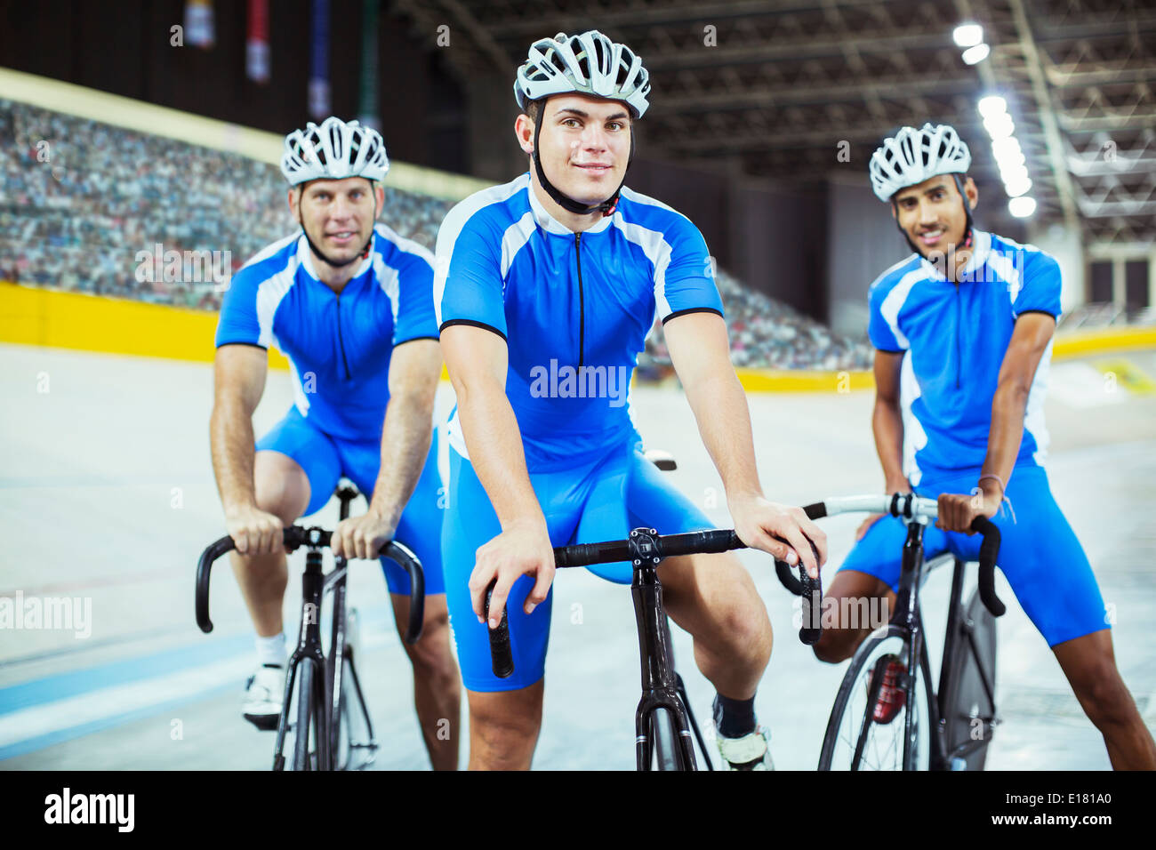 L'équipe de cyclisme sur piste dans le vélodrome Banque D'Images