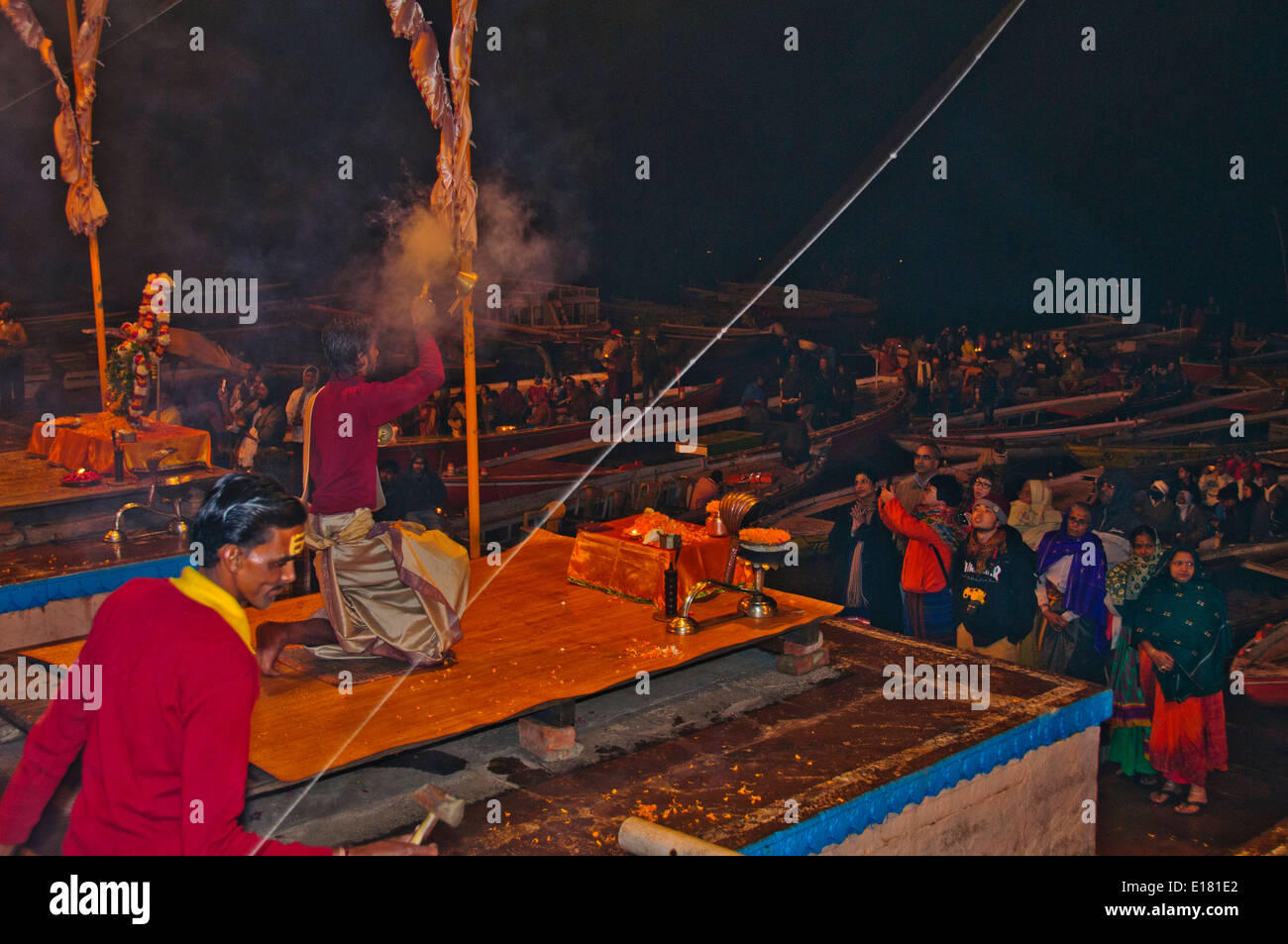 Ganga River,le Gange Ghats,Soirée,Aarti Salutations à la rivière,lampes à huile, cloches,chants,Varanasi, Benares, Uttar Pradesh, Inde Banque D'Images