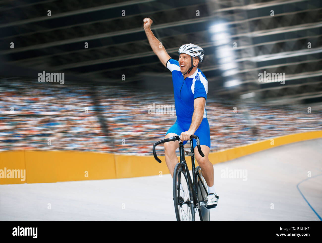 Track cyclist celebrating in velodrome Banque D'Images