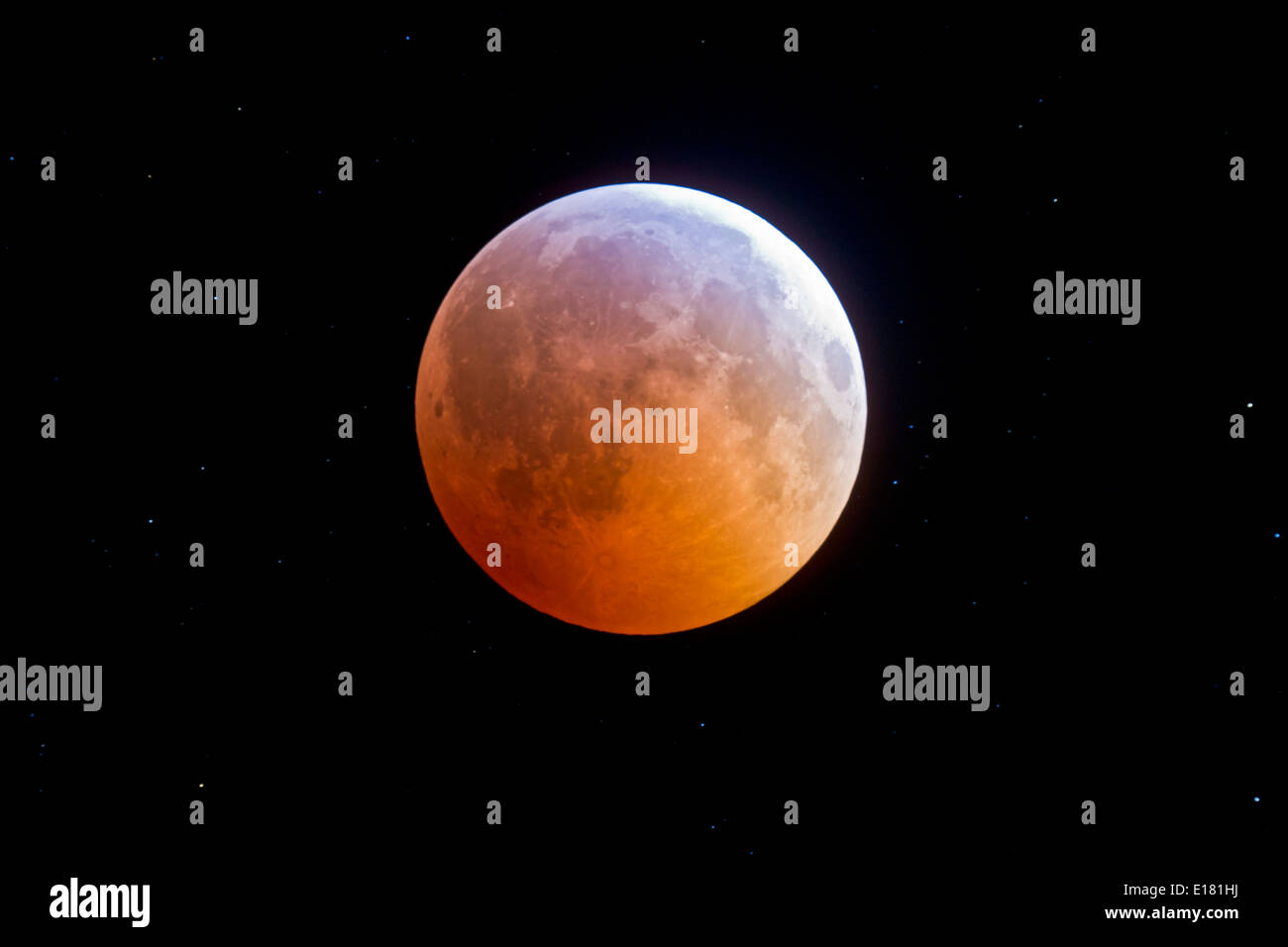 Éclipse totale de la Lune, 20/21 décembre 2010, prises de maison avec 130mm AP réfracteur apo à f/6 et Canon 7D à ISO 400 Banque D'Images
