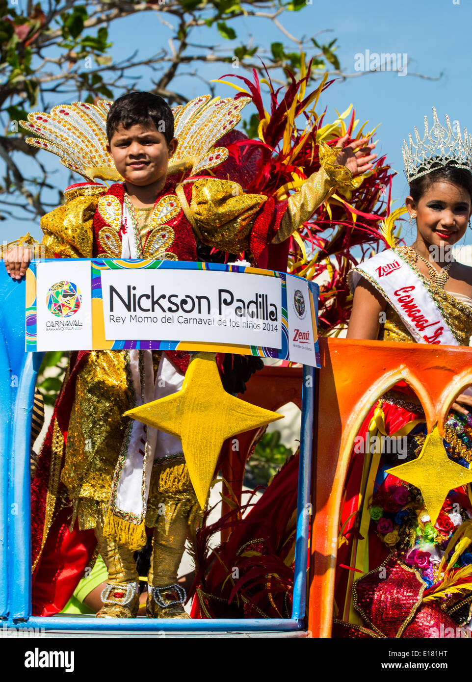 Barranquilla, Colombie - 1 mars 2014 - Nickson Padilla et Paula Jurado vague à la foule après avoir été nommé roi et reine de Banque D'Images