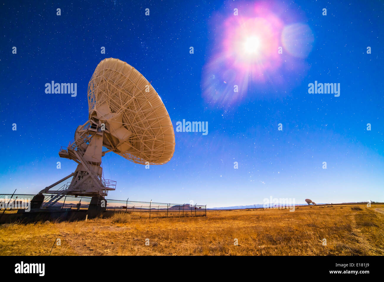L'une des 27 antennes du Very Large Array (VLA) complexe radiotélescope au Nouveau Mexique (avec d'autres dans la distance à moindre Banque D'Images