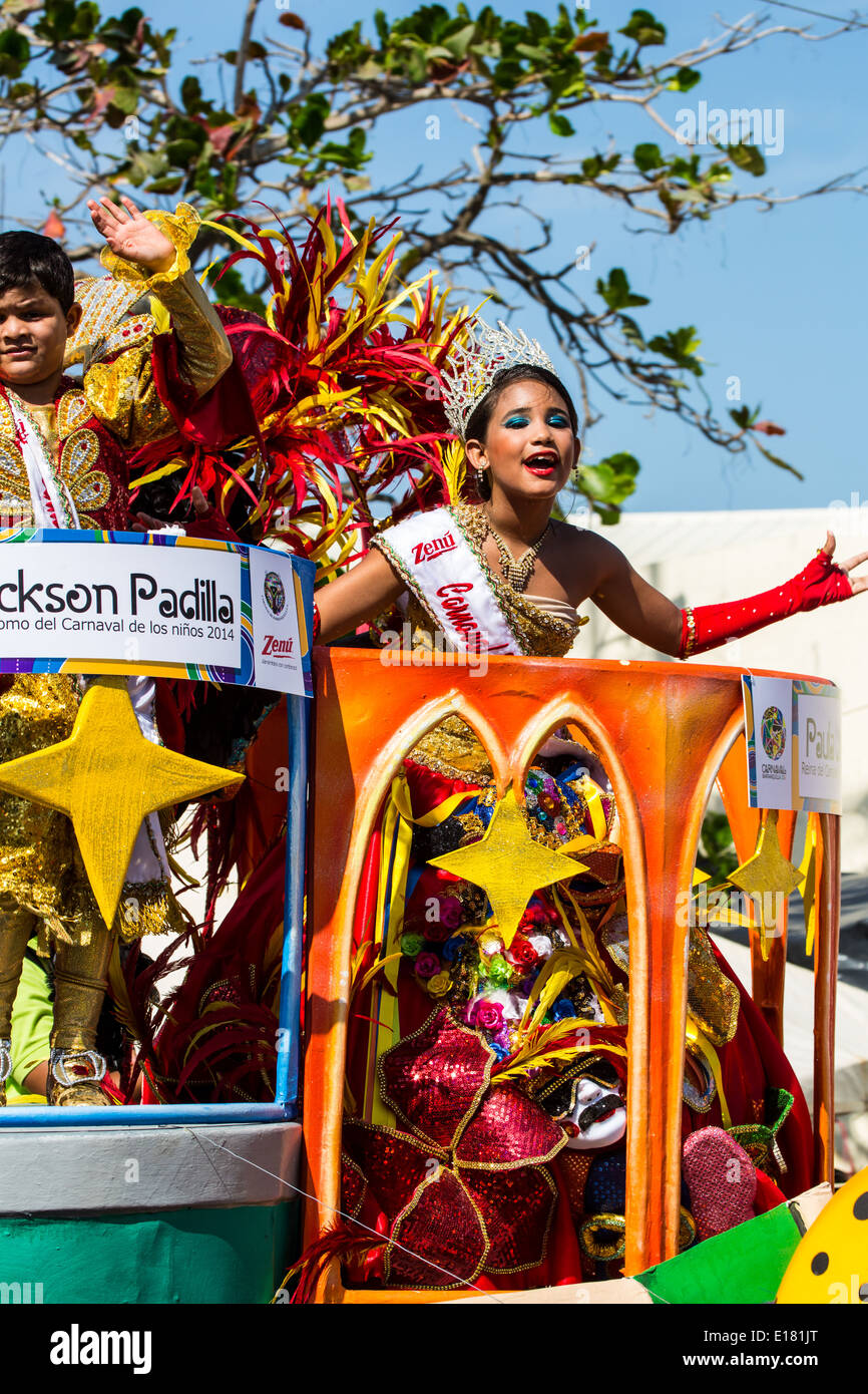 Barranquilla, Colombie - 1 mars 2014 - Nickson Padilla et Paula Jurado vague à la foule après avoir été nommé roi et reine de Banque D'Images