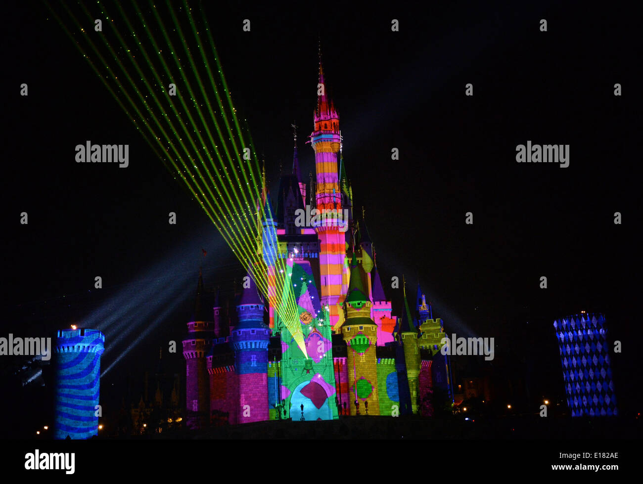 Tokyo, Japon. 26 mai, 2014. Des images de personnages de Disney sont projetés sur le château de Cendrillon lors d'une conférence de presse aperçu de la nouvelle attraction une fois...' à Tokyo Disneyland à Urayasu, banlieue de Tokyo, Japon, le 26 mai 2014. Parc à thème Disney lance la nouvelle attraction à l'aide de cartographie projection du 29 mai. © Ma Ping/Xinhua/Alamy Live News Banque D'Images