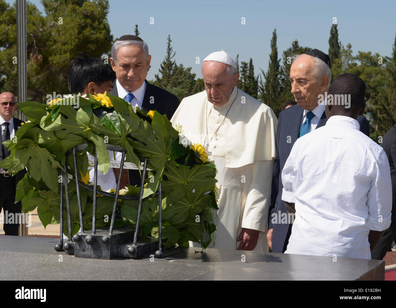Jérusalem, Jérusalem, territoire palestinien. 26 mai, 2014. Le pape François arrive et rencontrer le Premier ministre israélien Benjamin Netanyahu et le président israélien Shimon Peres à Jérusalem, le 25 mai 2014. Dans sa première tournée au Moyen-Orient depuis son onction en 2013, le Pape François a tenu un service de prière historique avec le Patriarche Œcuménique à Jérusalem le dimanche. C'était la première réunion entre les deux sectes chrétiennes dans cinquante ans. (Document © Document Mark Neiman-Isr ZUMAPRESS.com/Alamy Images/APA/Live News Banque D'Images