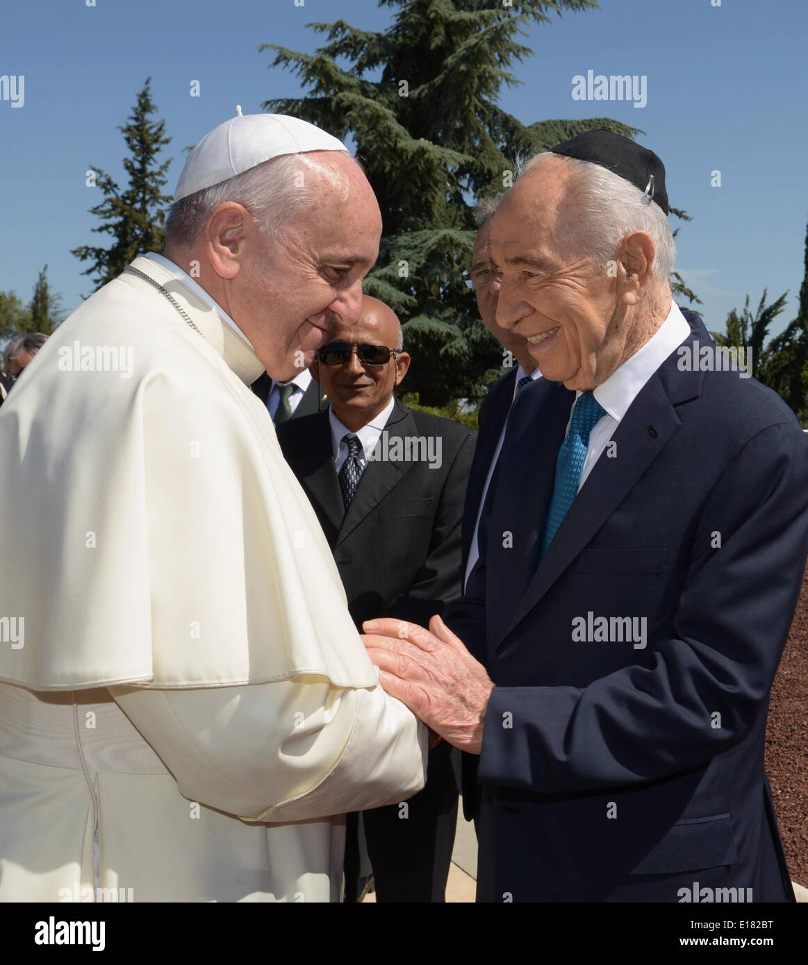 Jérusalem, Jérusalem, territoire palestinien. 26 mai, 2014. Le pape François arrive et rencontrer le Premier ministre israélien Benjamin Netanyahu et le président israélien Shimon Peres à Jérusalem, le 25 mai 2014. Dans sa première tournée au Moyen-Orient depuis son onction en 2013, le Pape François a tenu un service de prière historique avec le Patriarche Œcuménique à Jérusalem le dimanche. C'était la première réunion entre les deux sectes chrétiennes dans cinquante ans. (Document © Document Mark Neiman-Isr ZUMAPRESS.com/Alamy Images/APA/Live News Banque D'Images