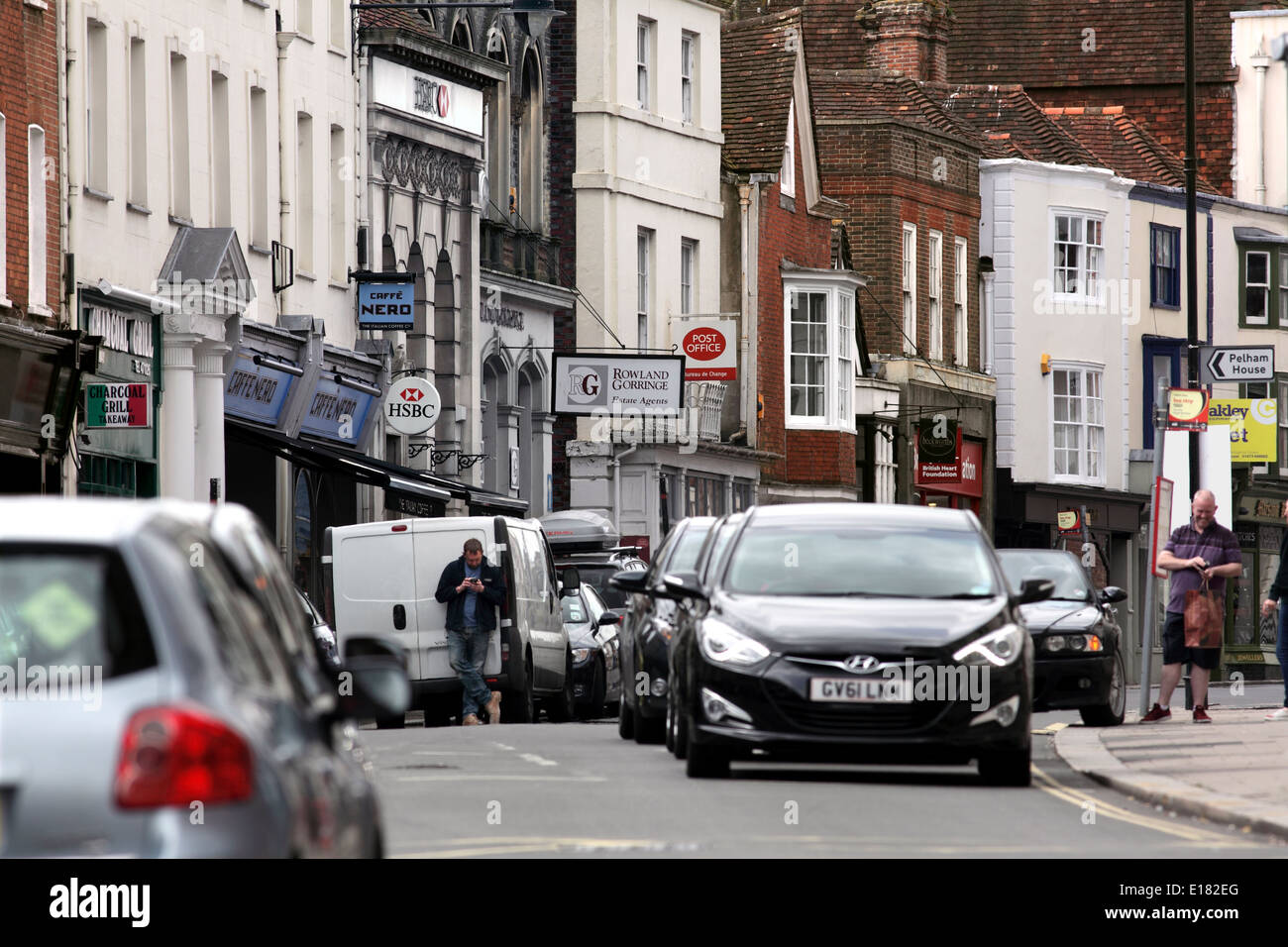 La congestion routière dans la région de Lewes High Street. Banque D'Images