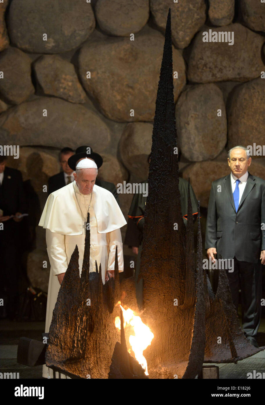 Jérusalem, Jérusalem, territoire palestinien. 26 mai, 2014. Le pape François et le Patriarche Œcuménique Bartholomée Ier prier à l'église du Saint-Sépulcre dans la vieille ville de Jérusalem le 25 mai 2014. Dans sa première tournée au Moyen-Orient depuis son onction en 2013, le Pape François a tenu un service de prière historique avec le Patriarche Œcuménique à Jérusalem le dimanche. C'était la première réunion entre les deux sectes chrétiennes dans cinquante ans. (Document © Document Ben Gershom-Isr ZUMAPRESS.com/Alamy Images/APA/Live News Banque D'Images