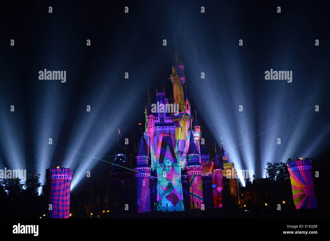 Tokyo, Japon. 26 mai, 2014. Des images de personnages de Disney sont projetés sur le château de Cendrillon lors d'une conférence de presse aperçu de la nouvelle attraction une fois...' à Tokyo Disneyland à Urayasu, banlieue de Tokyo, Japon, le 26 mai 2014. Parc à thème Disney lance la nouvelle attraction à l'aide de cartographie projection du 29 mai. © Ma Ping/Xinhua/Alamy Live News Banque D'Images