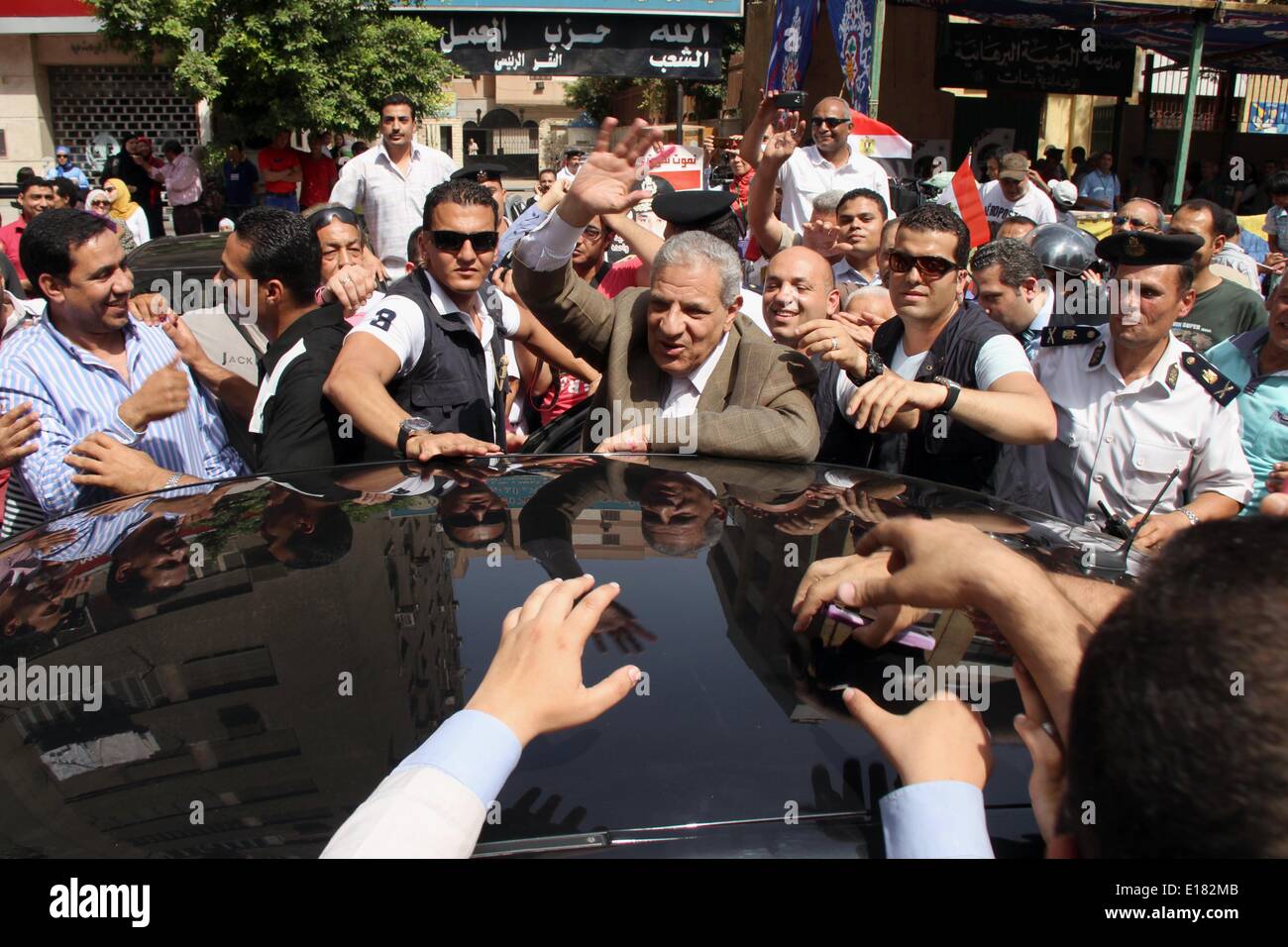 Le Caire, Égypte. 26 mai, 2014. L'Ibrahim Mahlab arrive à un bureau de scrutin pour voter lors de l'élection présidentielle au Caire, Égypte, 26 mai 2014. Les électeurs égyptiens a commencé à exprimer leur voix le lundi à travers le pays dans les premières élections présidentielles après l'éviction de l'ancien président islamiste Mohamed Morsi © Mohammed Bendari APA/Images/ZUMAPRESS.com/Alamy Live News Banque D'Images