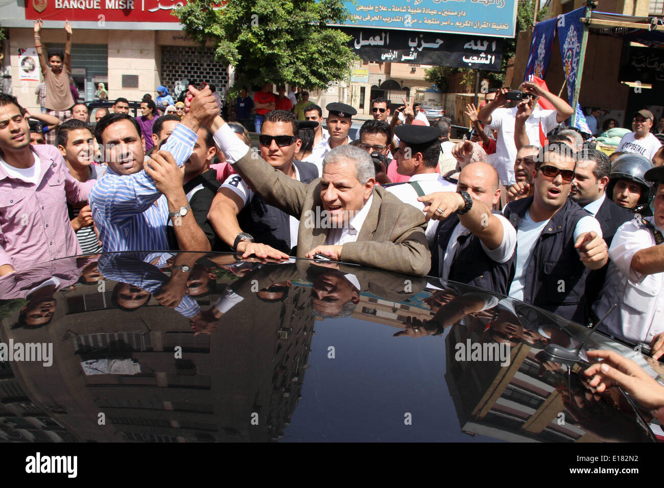 Le Caire, Égypte. 26 mai, 2014. L'Ibrahim Mahlab arrive à un bureau de scrutin pour voter lors de l'élection présidentielle au Caire, Égypte, 26 mai 2014. Les électeurs égyptiens a commencé à exprimer leur voix le lundi à travers le pays dans les premières élections présidentielles après l'éviction de l'ancien président islamiste Mohamed Morsi © Mohammed Bendari APA/Images/ZUMAPRESS.com/Alamy Live News Banque D'Images