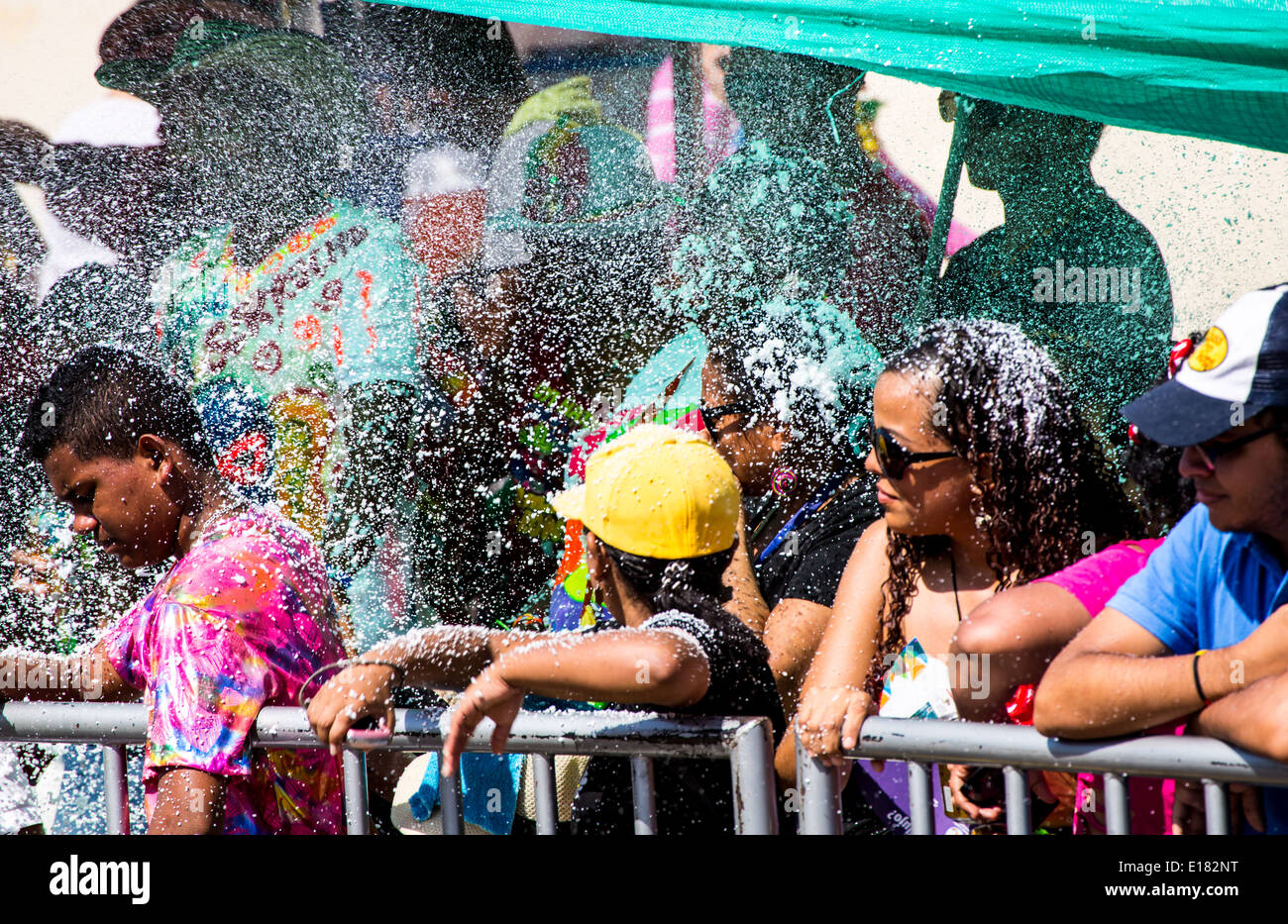 Barranquilla, Colombie - 1 mars 2014 - Familles et amis bataille avec mousse blanche dans les stands de le Carnaval de Barranquilla. La mousse est essentiellement du savon et de l'eau vaporisée d'un arosol pouvez. Banque D'Images