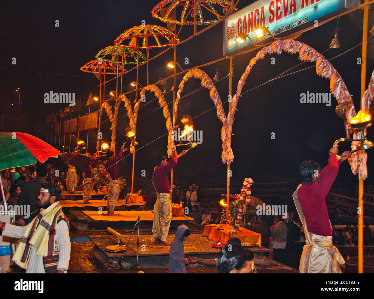 Ganga River,le Gange Ghats,Soirée,Aarti Salutations à la rivière,lampes à huile, cloches,chants,Varanasi, Benares, Uttar Pradesh, Inde Banque D'Images