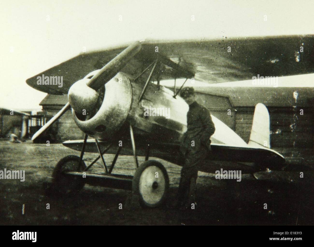 Le Fokker v.1 était un prototype d'avion de chasse développé pendant la première Guerre mondiale. Il représentait une première tentative de Fokker de développer des avions de combat avancés avec une maniabilité et une puissance de feu améliorées. Banque D'Images