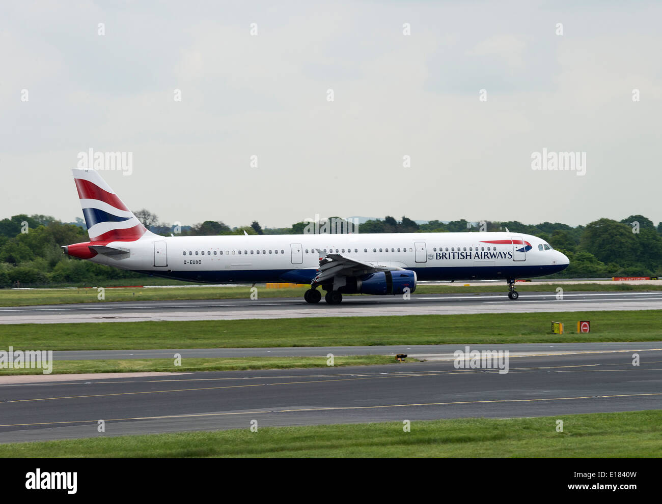 British Airways Airbus A321-231 G-EUXC Avion de roulement au départ à l'Aéroport International de Manchester en Angleterre Royaume-Uni Banque D'Images