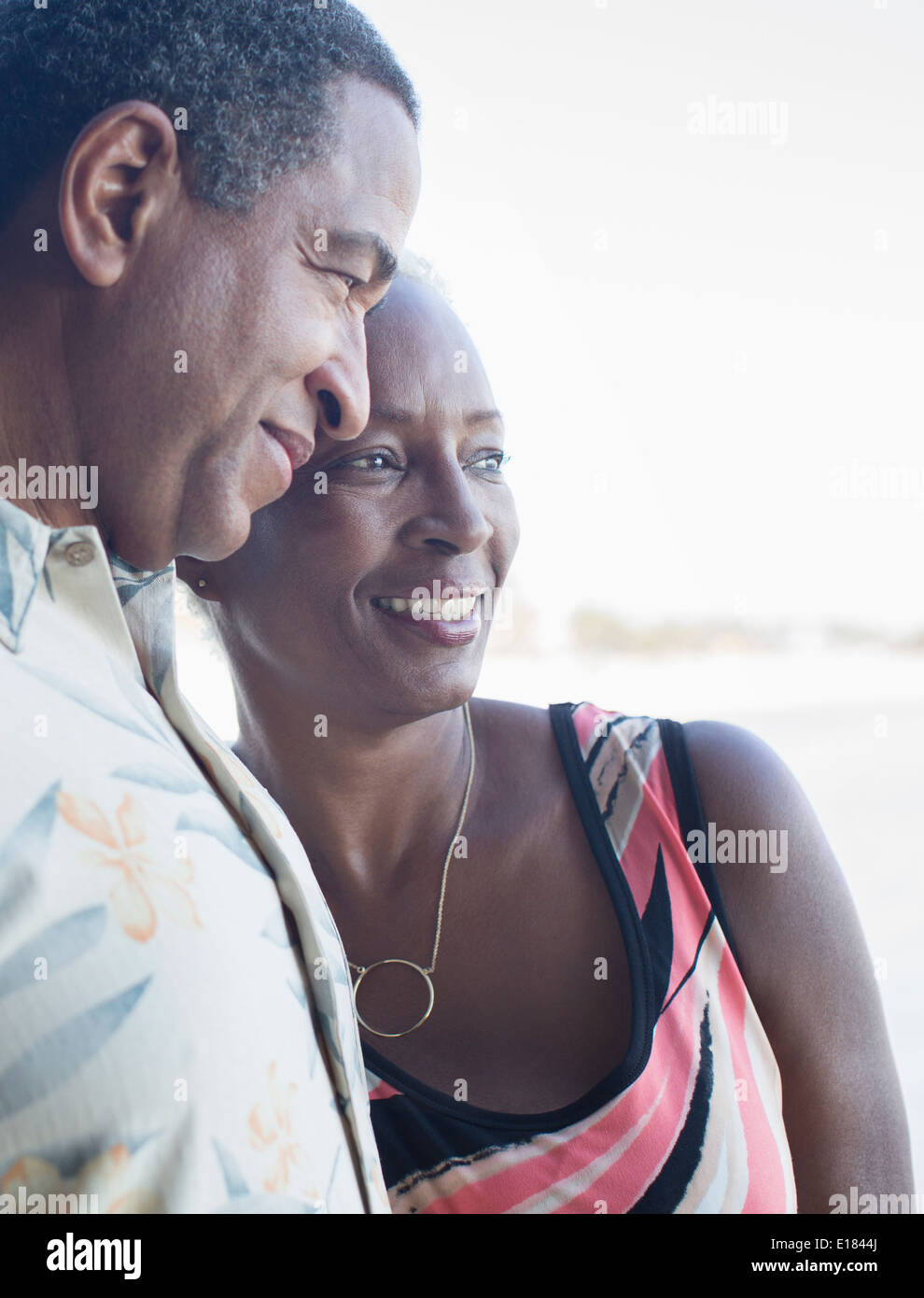 Senior couple hugging Banque D'Images