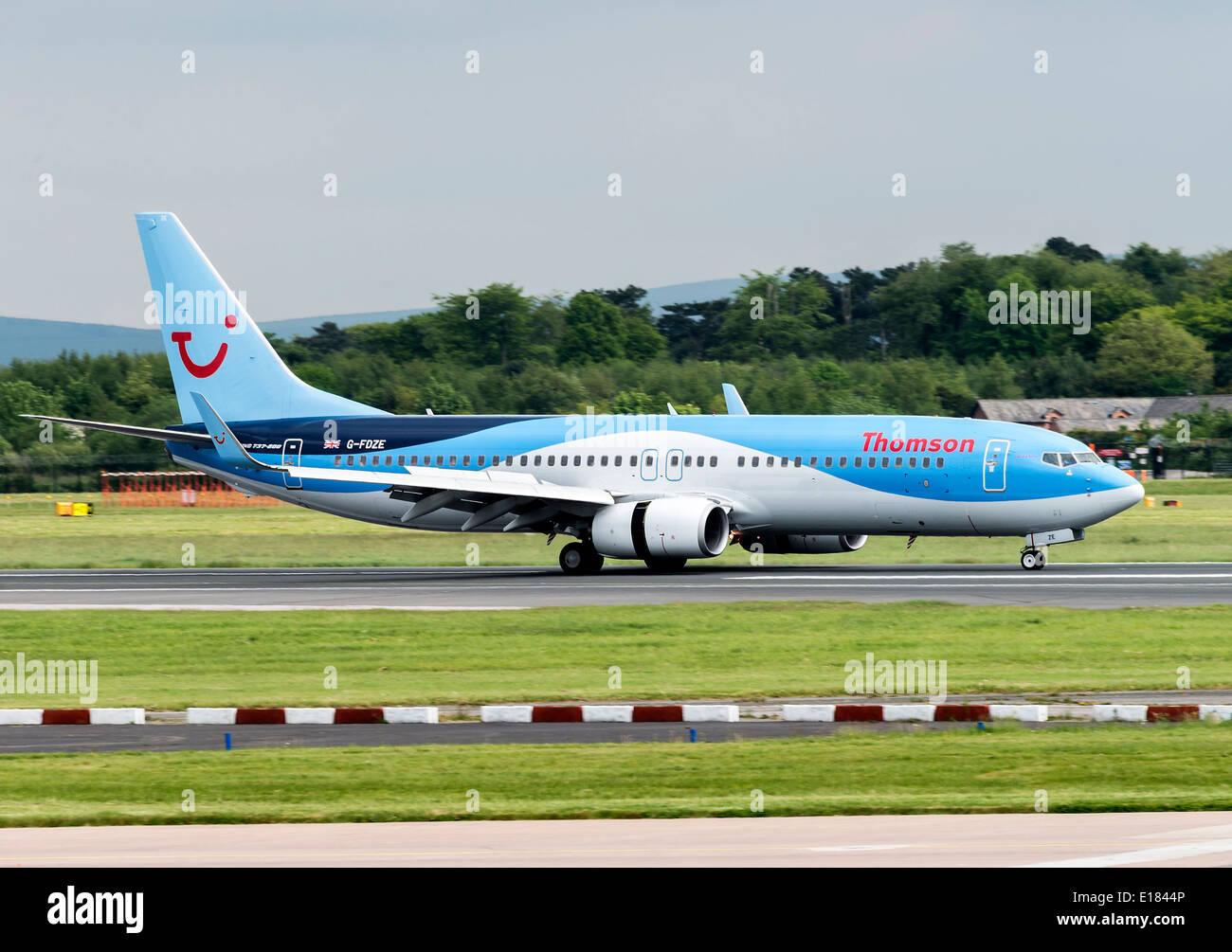 Thomson Airways avion Boeing 737-8K5 G-FDZE à l'atterrissage à son arrivée à l'aéroport de Manchester en Angleterre Royaume-Uni UK Banque D'Images