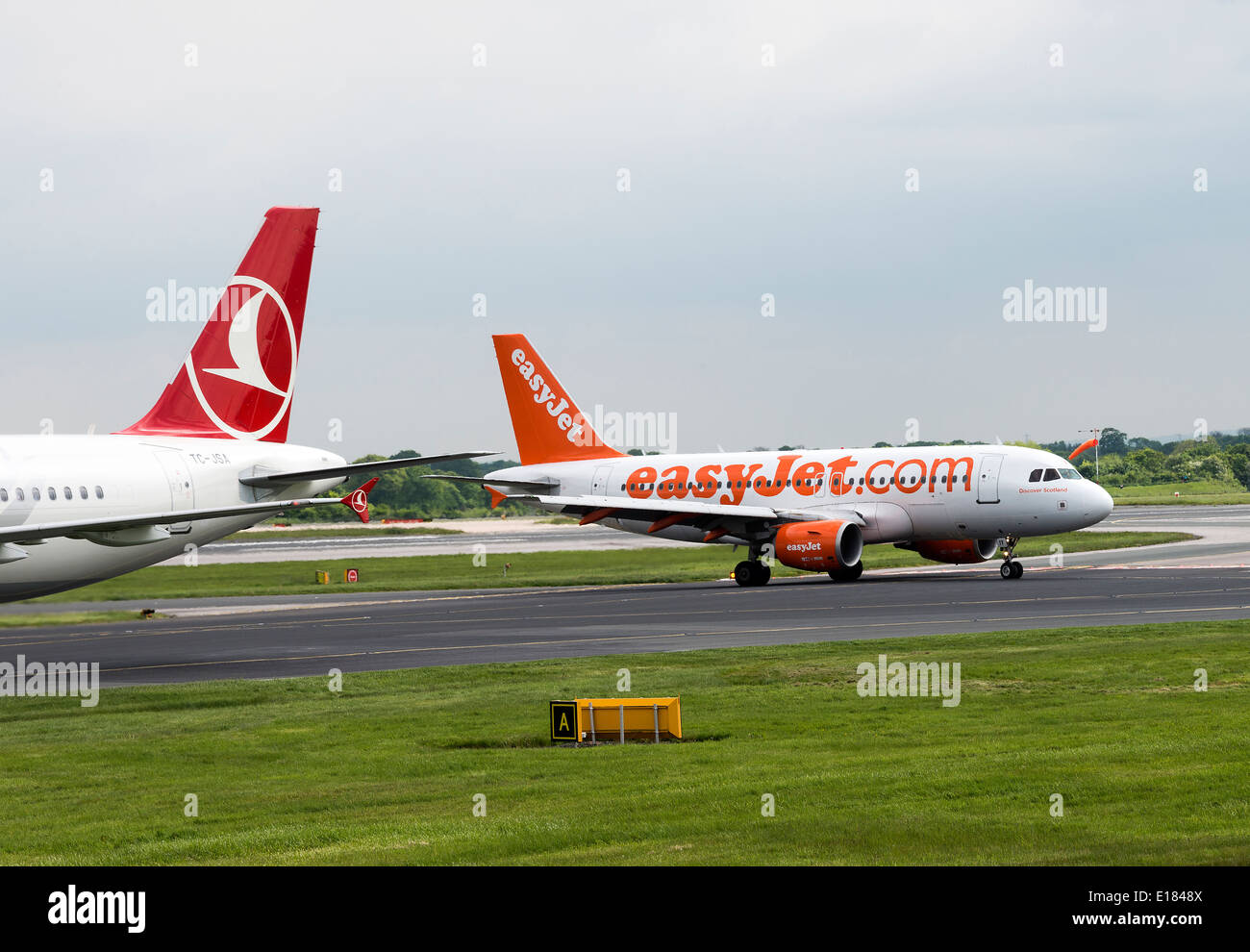 La compagnie aérienne Easyjet Airbus A319-111 G-EZIY Taxxiing avion à l'arrivée à l'Aéroport International de Manchester England UK Banque D'Images