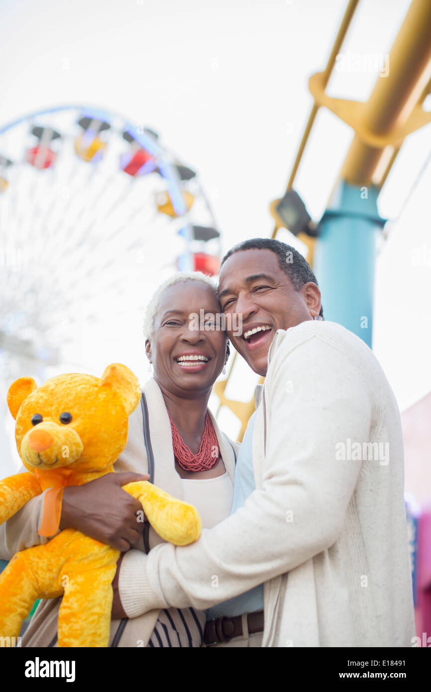 Portrait of smiling senior couple at amusement park Banque D'Images