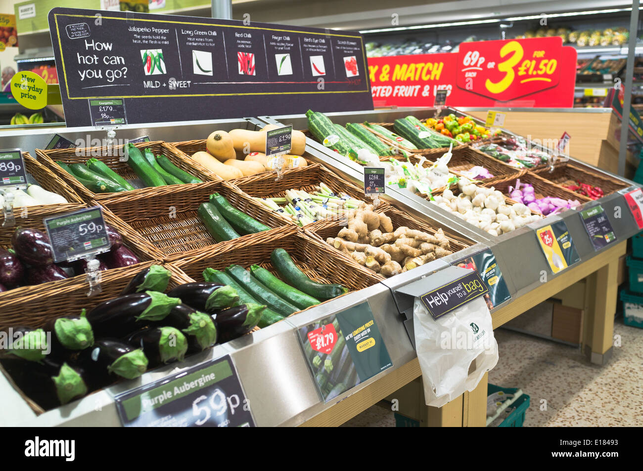 dh Morrisons magasin supermarché UK Scottish légumes section étagère à légumes étagères de présentation allée intérieure écosse Banque D'Images