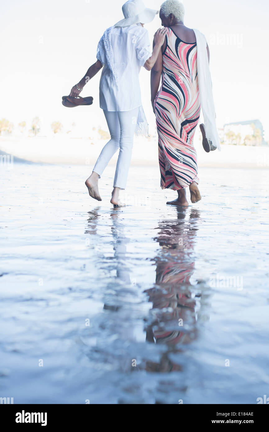 Les femmes marchant pieds nus sur la plage Banque D'Images