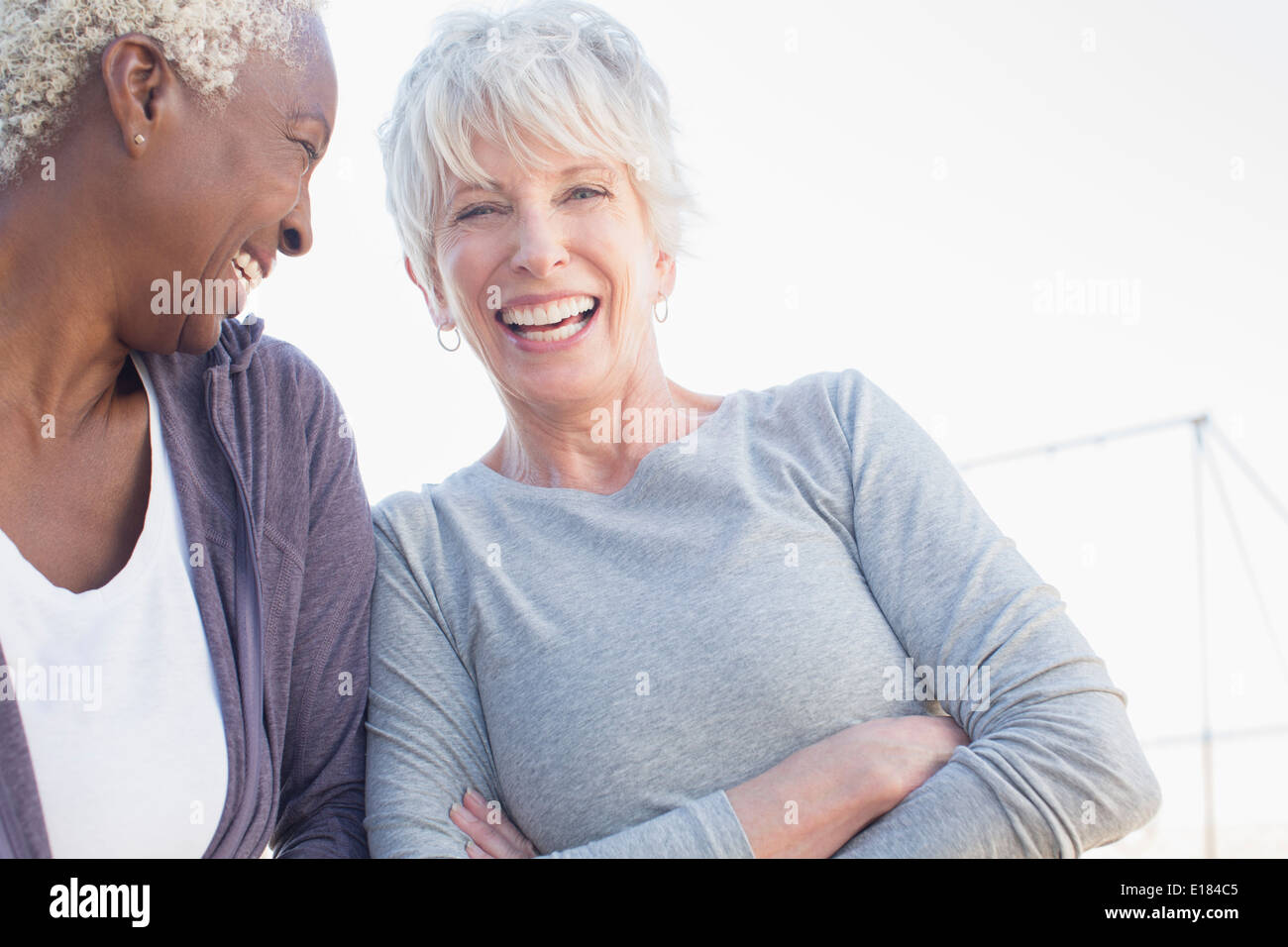 Les femmes âgées laughing outdoors Banque D'Images